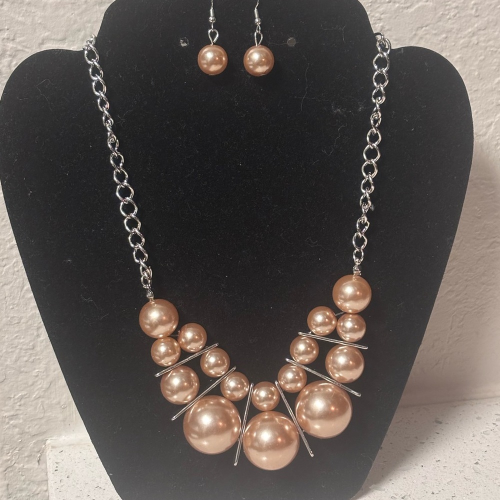 Elegant Pearl Necklace and Earring Set - Picture 3 of 5
